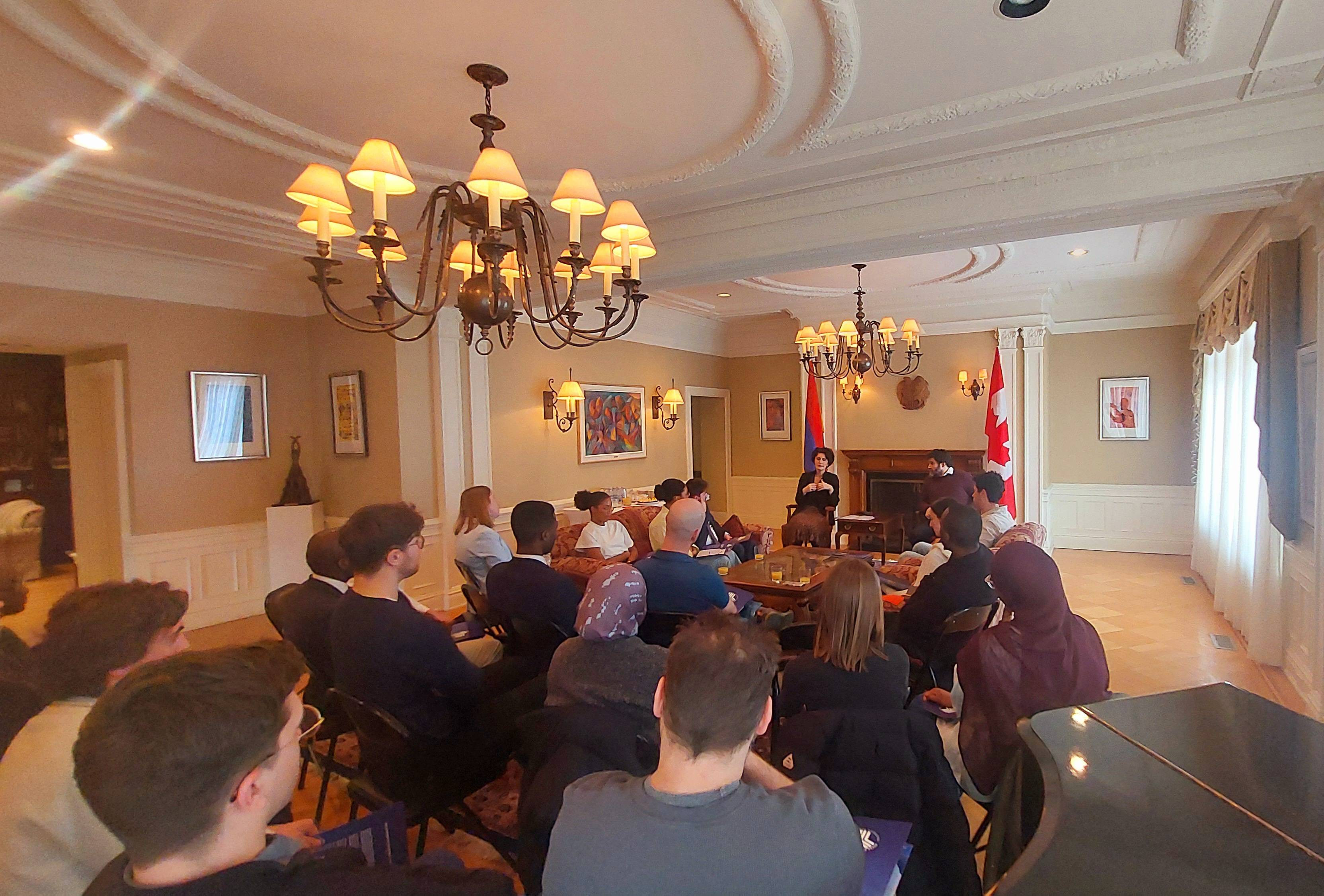 Դեսպան Հարությունյանի հանդիպումը Օտտավայի համալսարանի ուսանողների հետ